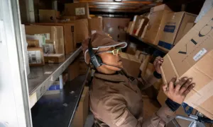 Mỹ giảm hơn một nửa thuế nhập khẩu kiện hàng nhỏ từ Trung Quốc