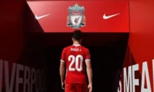 Liverpool treo áo số 20 của Diogo Jota