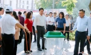 Chủ tịch Hà Nội cùng người dân dọn rác tại quảng trường Chủ tịch Hà Nội cùng người dân dọn rác tại quảng trường