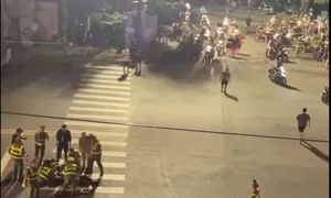 Hai thanh niên tông xe máy vào cảnh sát cơ động Hai thanh niên tông xe máy vào cảnh sát cơ động