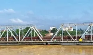 Điều tàu hàng 300 tấn ngăn lũ cuốn trôi cầu đường sắt