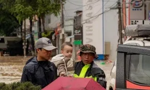 Người đàn ông mở trạm sạc dã chiến trong vùng lũ